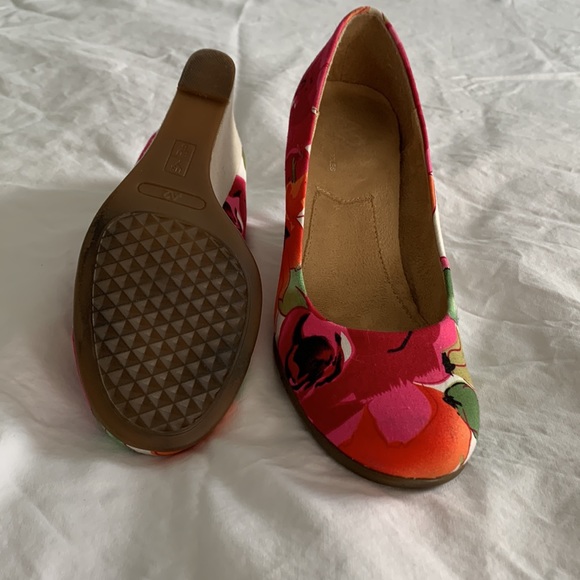 Size 7 Flowered wedge 3 inch heel slightly worn - Picture 2 of 3
